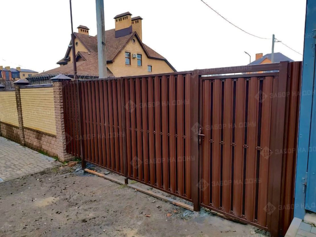 Распашные ворота из евроштакетника  в Анапе